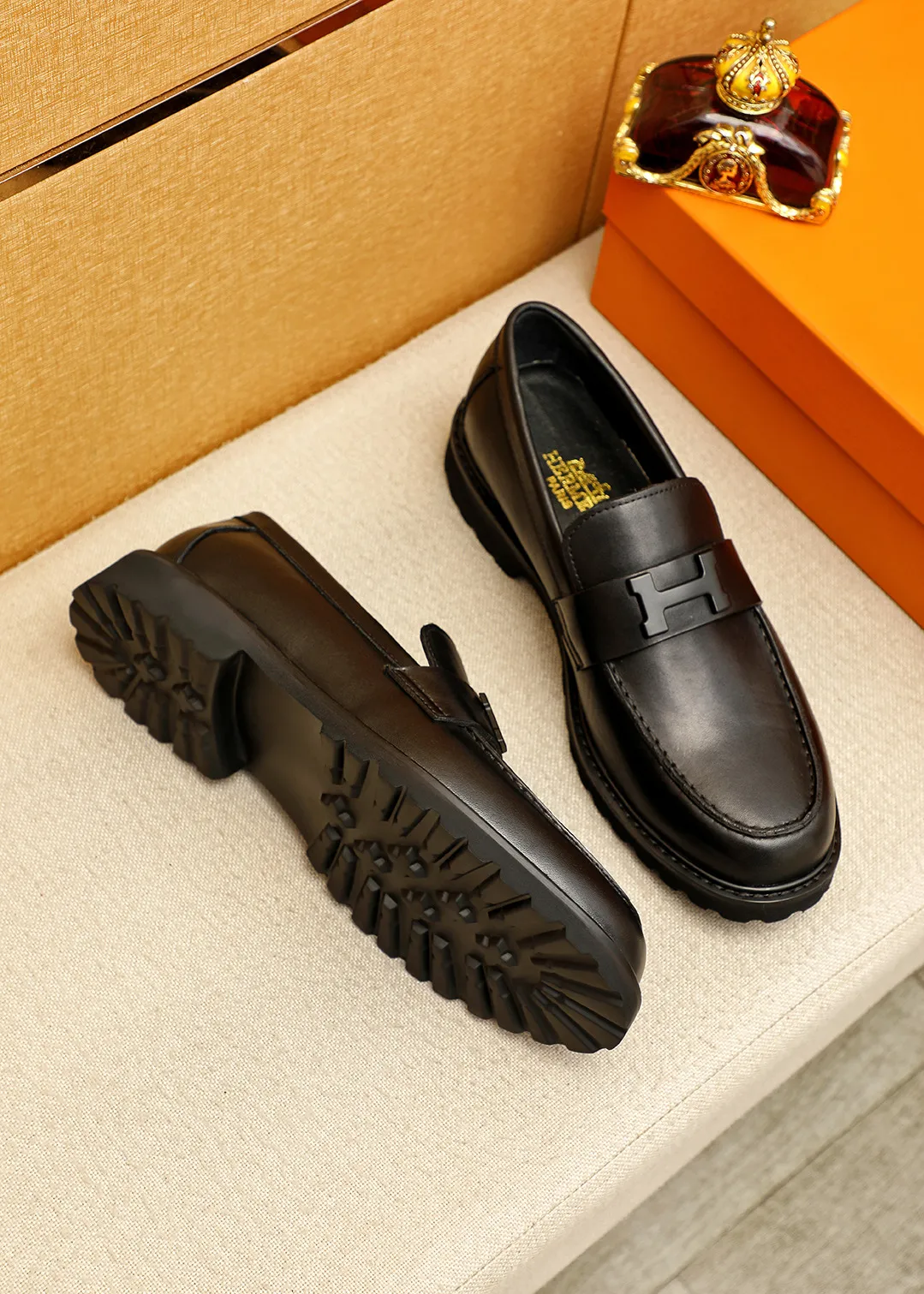 Men's shoes 💰460 💐 Product trademark: HERMES "Hermès" casual leather shoes Regular size: 38-44 (45.46🉑️customized) Product materials: Selected imported first-layer calfskin upper + luxury hardware buckle, imported water-dyed 🐂 cowhide lining. Strong three-dimensional visual effect, original outsole Color: 4⃣️colors available